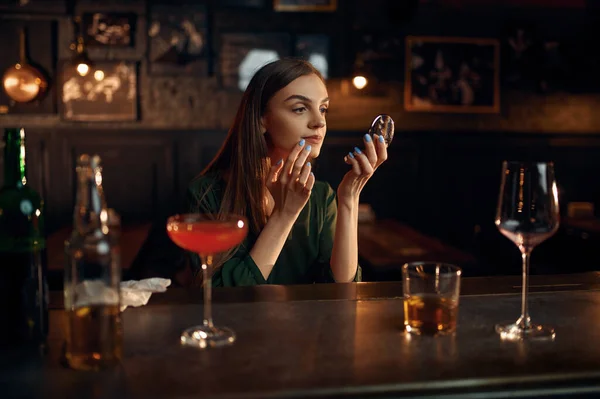 Donna depressa beve alcol al bancone nel bar — Foto Stock