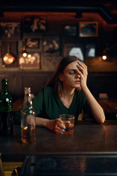 Gestresste vrouw drinkt alcoholische drank in bar — Stockfoto