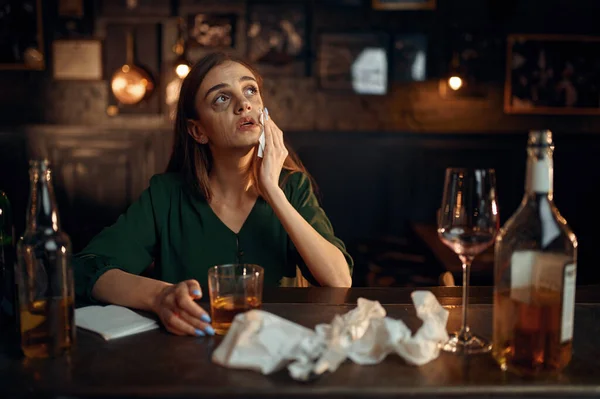 Betrunkene depressive Frau am Tresen in Bar — Stockfoto