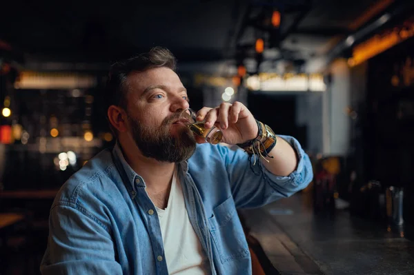 L'homme barbu boit de l'alcool au bar — Photo