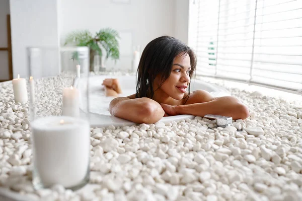 Schöne Frau, Entspannung im Bad mit Milch — Stockfoto