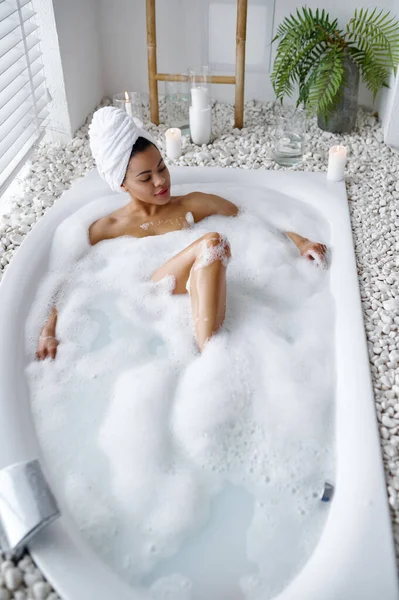 매력적 인 여자 가화분으로 목욕에서 긴장을 풀고 있다 — 스톡 사진