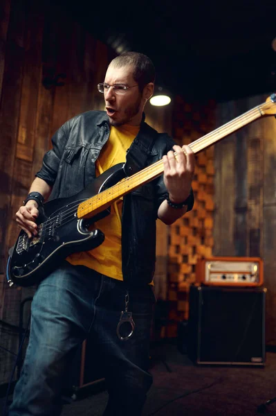 Brutal músico con guitarra eléctrica en el escenario —  Fotos de Stock