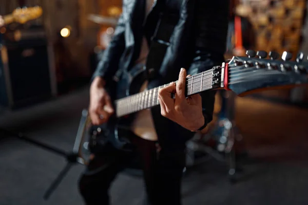 무대 위에 전기 기타를 갖춘 잔인 한 기타 연주자 — 스톡 사진