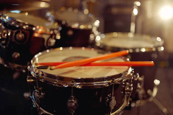 Professionelles Schlagzeug und Sticks Nahaufnahme, niemand — Stockfoto