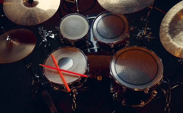 Profesionální bicí souprava a hole detailní up, nikdo — Stock fotografie