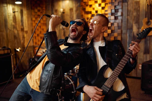 Two musicians at microphone, rock band — Stock Photo, Image