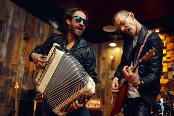 Artistas con acordeón y balalaika, banda de rock — Foto de Stock