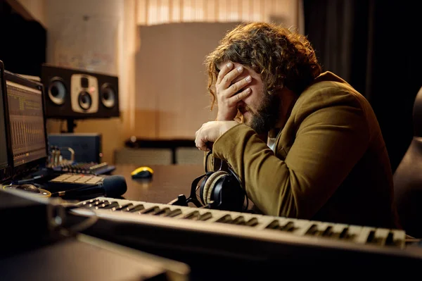 Ingeniero de sonido masculino triste, estudio de grabación —  Fotos de Stock