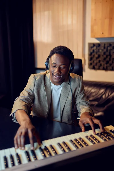 Sound engineer in headphones, recording studio — Fotografia de Stock