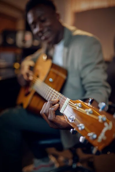 Männlicher Interpret mit Gitarre, Tonstudio — Stockfoto