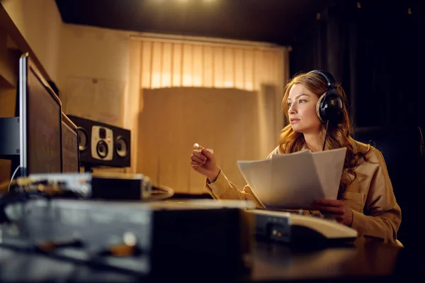 Ingegnere donna in cuffia, studio di registrazione — Foto Stock