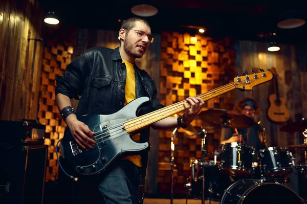 Musicista brutale con chitarra elettrica sul palco — Foto Stock