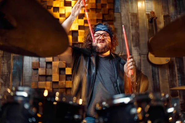 Baterista tocando en el kit de batería, tocando música — Foto de Stock