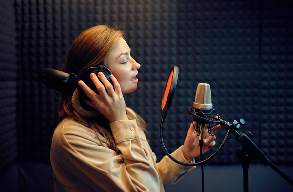 여성 가수 가 녹음 스튜디오에서 노래를 부른다 — 스톡 사진
