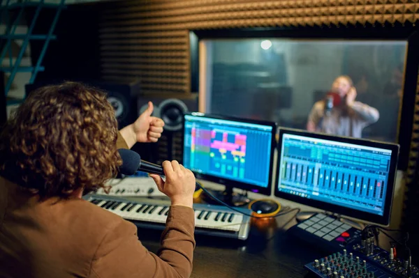 Músico e intérprete femenina, estudio de grabación — Foto de Stock