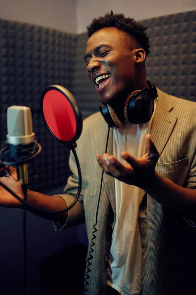 Male singer sings a song, recording studio — Fotografia de Stock