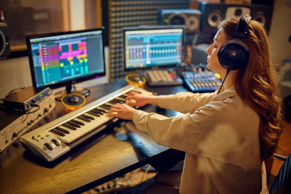 Ingeniera de sonido femenina en la mezcla de consol —  Fotos de Stock