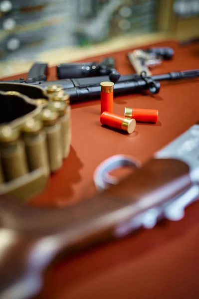 총기 상점에서 자동소총 과 사냥용 소총 — 스톡 사진