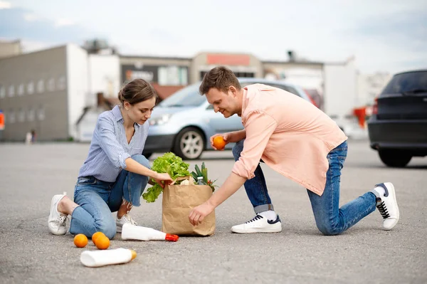 Coppia ha lasciato il pacchetto sul parcheggio del supermercato — Foto Stock