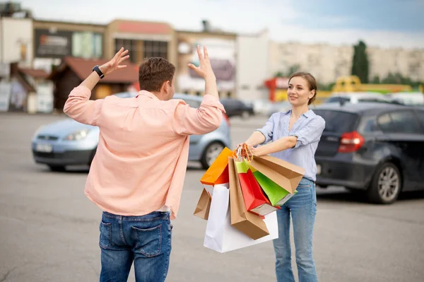 Муж шокирован покупками жен, парковкой — стоковое фото