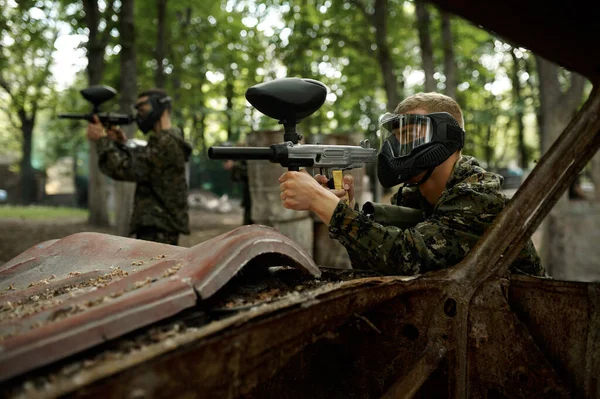 Воїни націлені на пейнтбол з пістолетами, командна гра — стокове фото