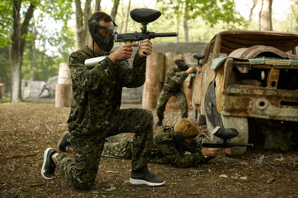 Dos guerreros machos apuntando con pistolas de paintball — Foto de Stock