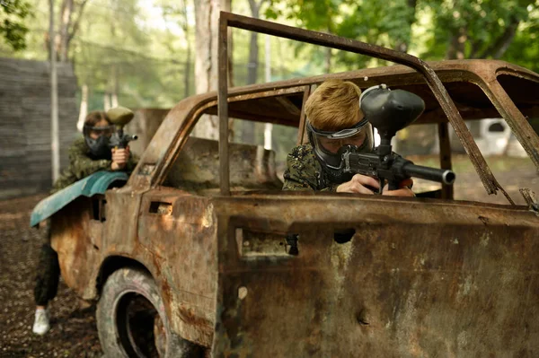 Warriors shooting with paintball guns, team game — Stock Photo, Image