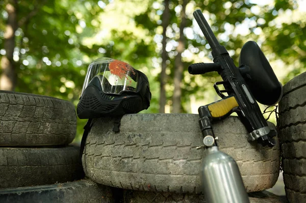 Paintball Pistole und Schutzmaske Nahaufnahme — Stockfoto