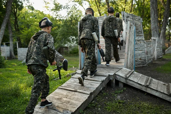 Paintball takımı silahlarla ateş ediyor, askeri oyun. — Stok fotoğraf