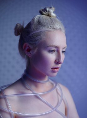 Beyaz elbiseli fütürist kadın portresi