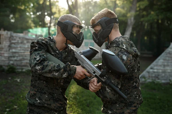 Two paintball players poses on playground — Photo