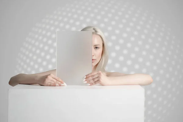 Woman in white clothes holds futuristic gadget — Φωτογραφία Αρχείου