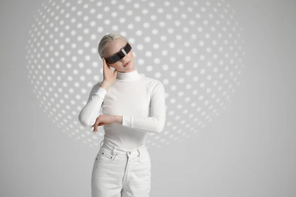 Модель в белой одежде и футуристических очках — стоковое фото