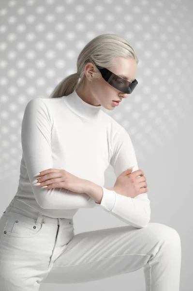 Модель в белой одежде и футуристических очках — стоковое фото