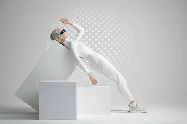 Model w futurystycznych okularach leżących na kostkach — Zdjęcie stockowe