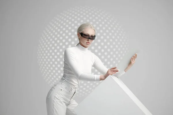 Femme en vêtements blancs et lunettes futuristes — Photo