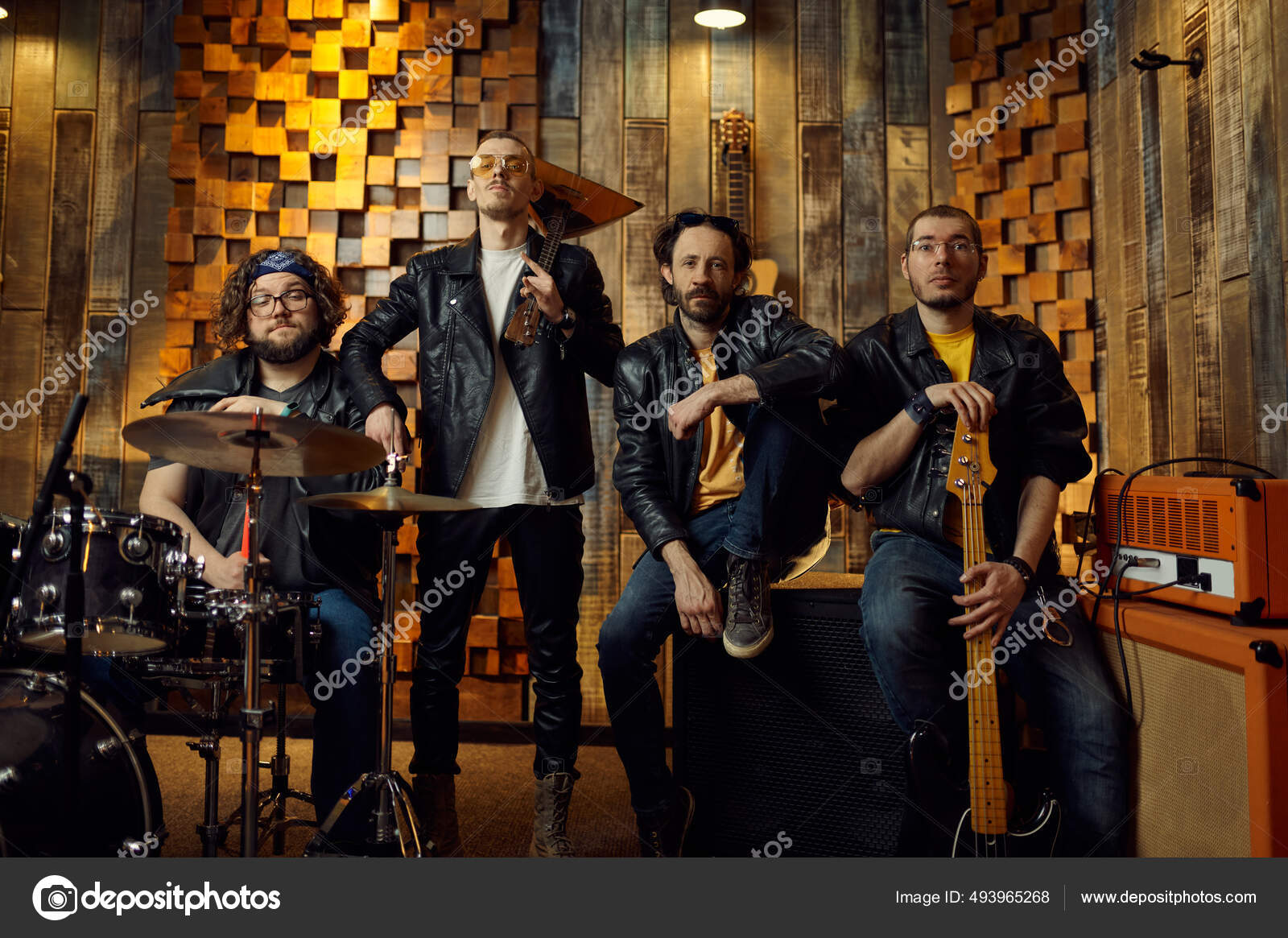 Ropa Para Musicos De Rock Cuatro Artistas Brutales Posa En El