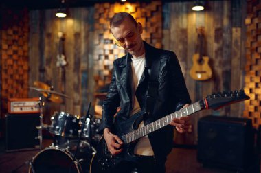 Sahnede elektro gitaristi olan zalim bir gitarist.