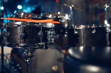 Profesyonel davul seti ve sopalar, kimse yok.