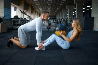 Çift topla egzersiz yapıyor, spor salonunda antrenman yapıyor.