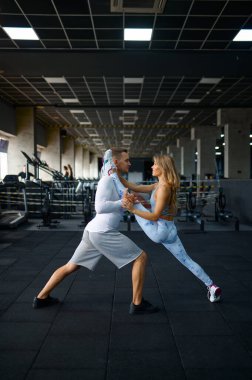 Çift esneme egzersizi yapıyor, spor yapıyor.