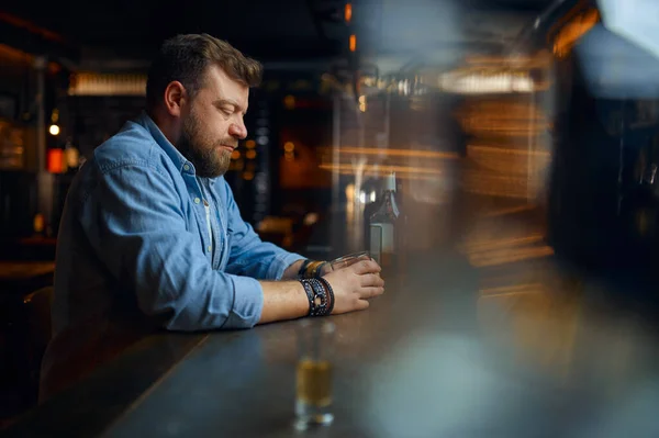 Hombre estresado bebe alcohol en el mostrador en el bar — Foto de Stock