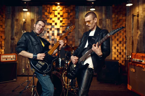 Dwóch artystów z gitarami elektrycznymi, zespół rockowy — Zdjęcie stockowe