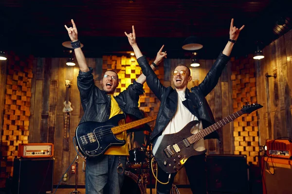 Dos artistas con guitarras eléctricas, banda de rock — Foto de Stock