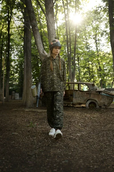 Female paintball player on playground in forest — Stock Photo, Image