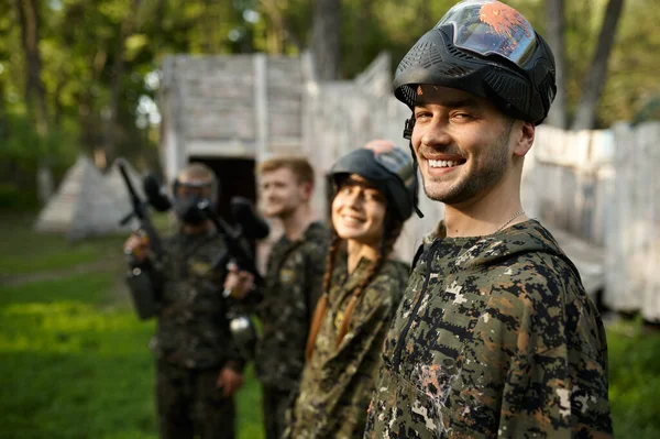 Soldados jugando paintball en el parque infantil en el bosque — Foto de Stock