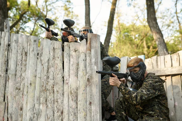 Paintball tým střílí se zbraněmi, vojenská hra — Stock fotografie