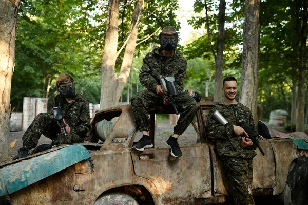 Paintball laget, vänner poserar på lekplatsen — Stockfoto