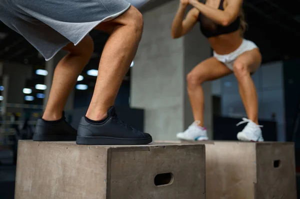 Schlankes Paar macht Gleichgewichtsgymnastik auf Würfeln im Fitnessstudio — Stockfoto